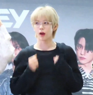  무의식적으로 브이하고 수습하는 라이즈 멤버들