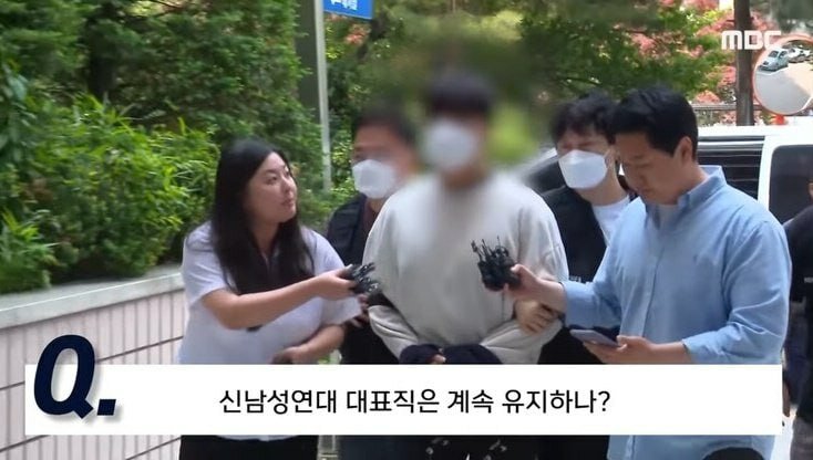  모자이크를 지우는 기자의 질문 .jpg