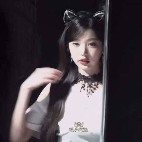  콘서트 준비중인 장원영.gif