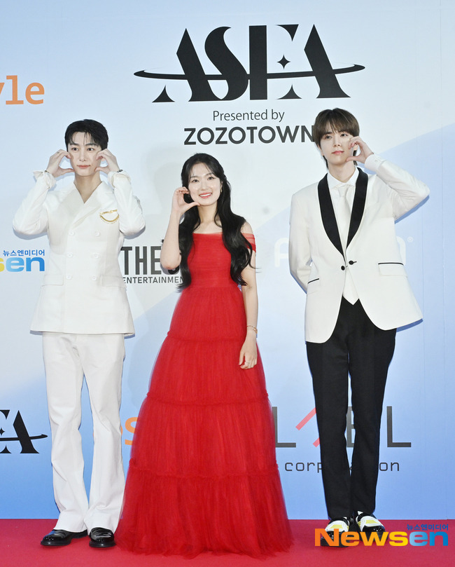 오늘자 ASEA 2025 레드카펫 MC 김혜윤x형원x영훈 | 인스티즈