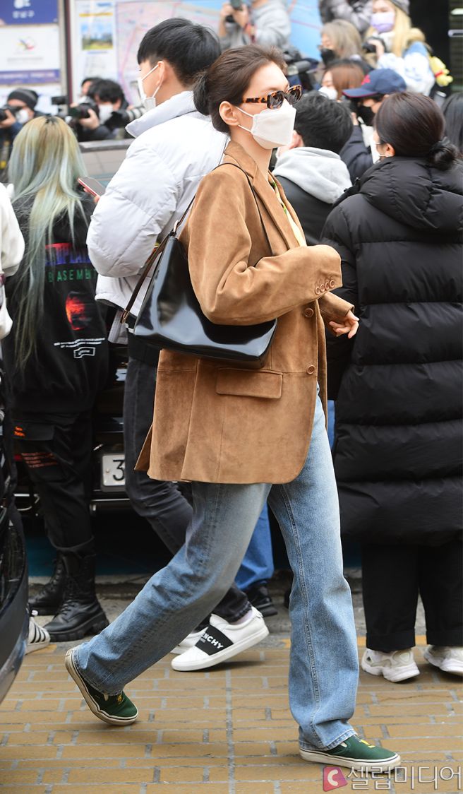 당시 반응 좋았던 사전투표소 하러 온 김도연 패션.jpg | 인스티즈