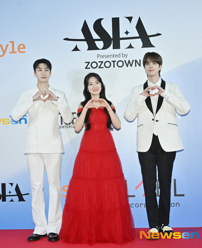 오늘자 ASEA 2025 레드카펫 MC 김혜윤x형원x영훈 | 인스티즈