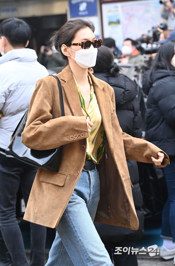 당시 반응 좋았던 사전투표소 하러 온 김도연 패션.jpg | 인스티즈