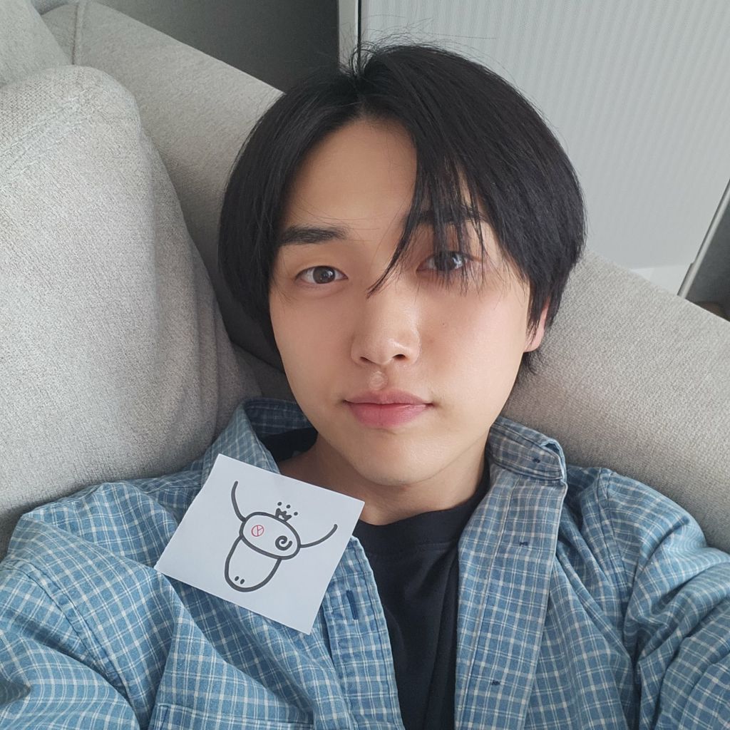 팬들이 시위 때 응원봉 들고 나간 것을 뿌듯하게 만들어 주는 아이돌 | 인스티즈