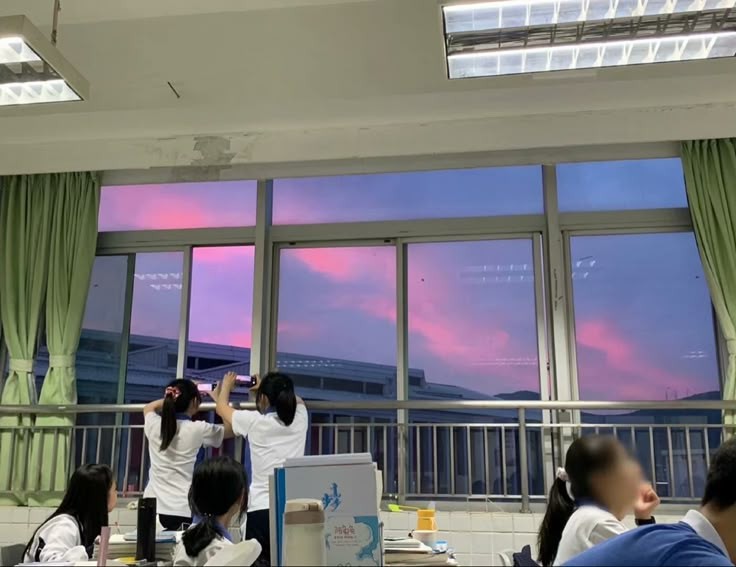 초저녁 걸어가다 넋놓고 올려다보게 되는 날 | 인스티즈