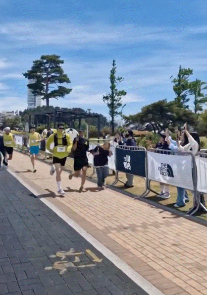 너네 차은우 뛰는 폼 봤냐? ㅋㅋ.gif