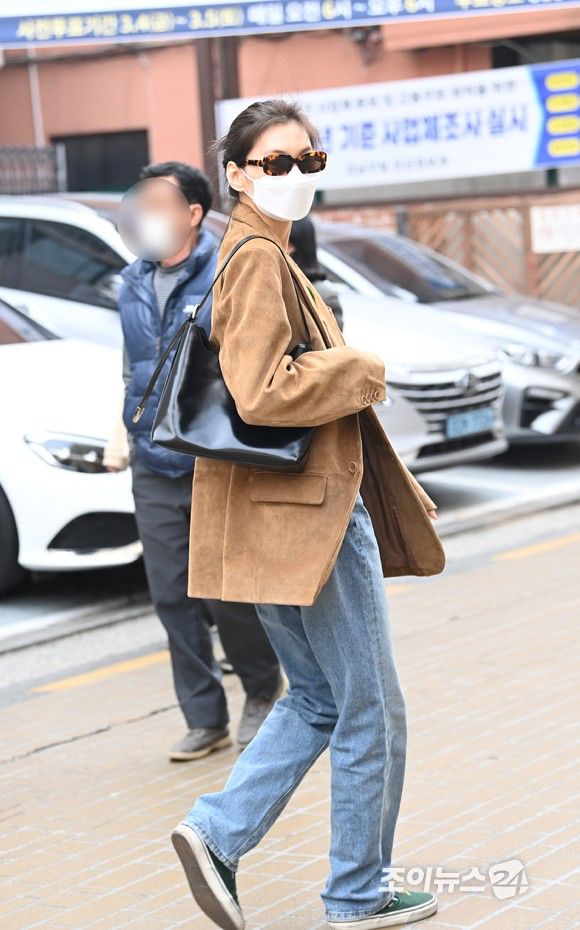 당시 반응 좋았던 사전투표소 하러 온 김도연 패션.jpg | 인스티즈
