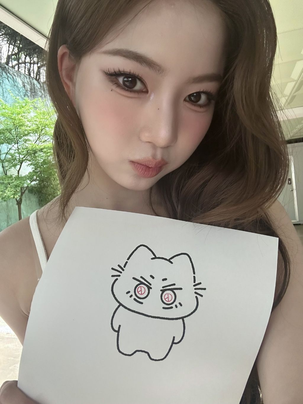  팬이 그린 그림으로 투표 인증한 여돌