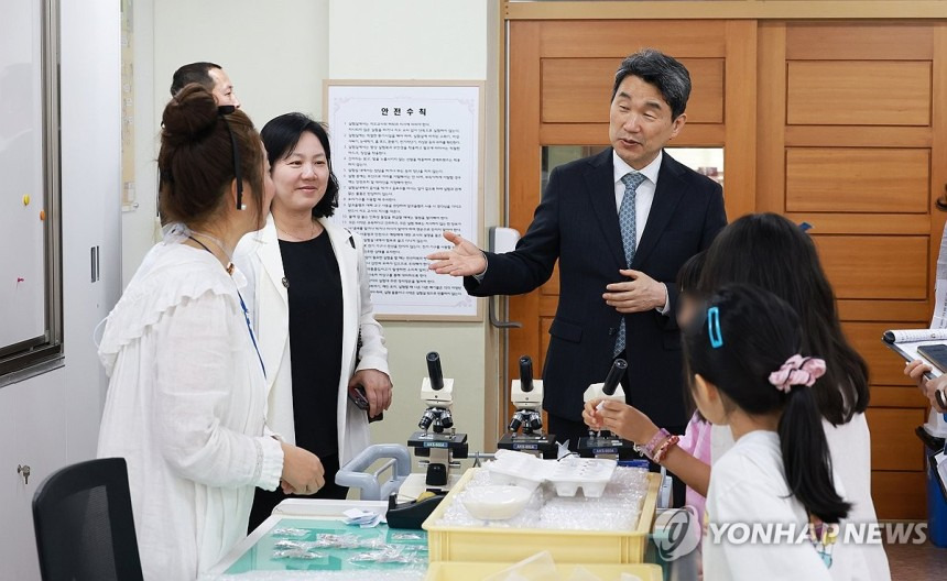 이틀 전 늘봄학교 방문한 이주호 권한대행 겸 교육부 장관 | 인스티즈