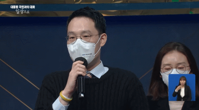 많은 생각이 들게하는 문재인 대통령과 김정숙여사님 표정..gif | 인스티즈