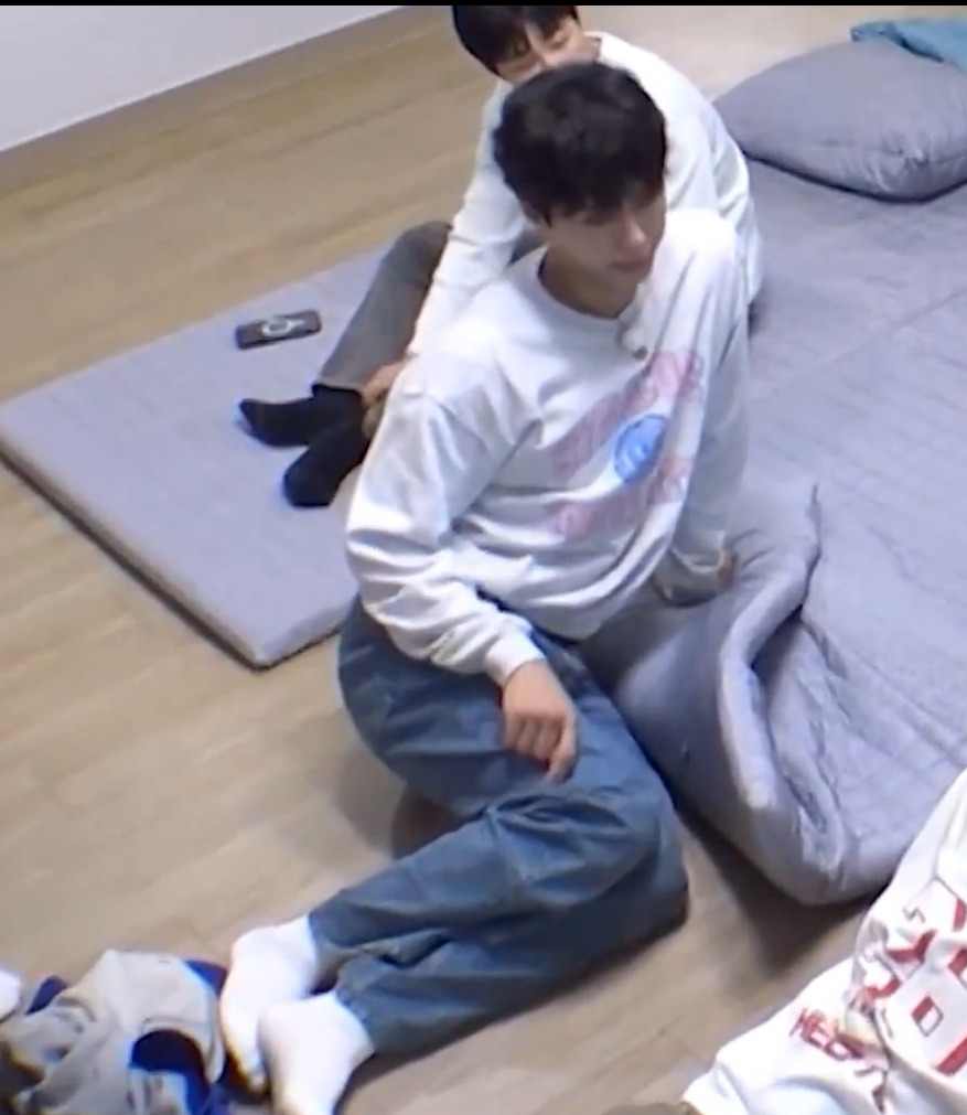 외출복 입고는 이불 위에 절대 못 올라가는 박보검 | 인스티즈