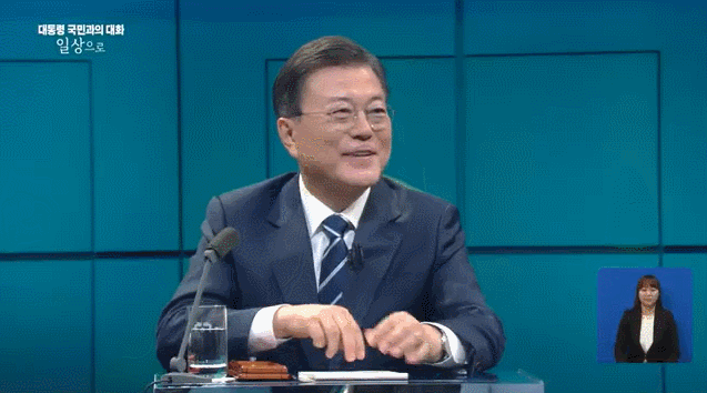 많은 생각이 들게하는 문재인 대통령과 김정숙여사님 표정..gif | 인스티즈