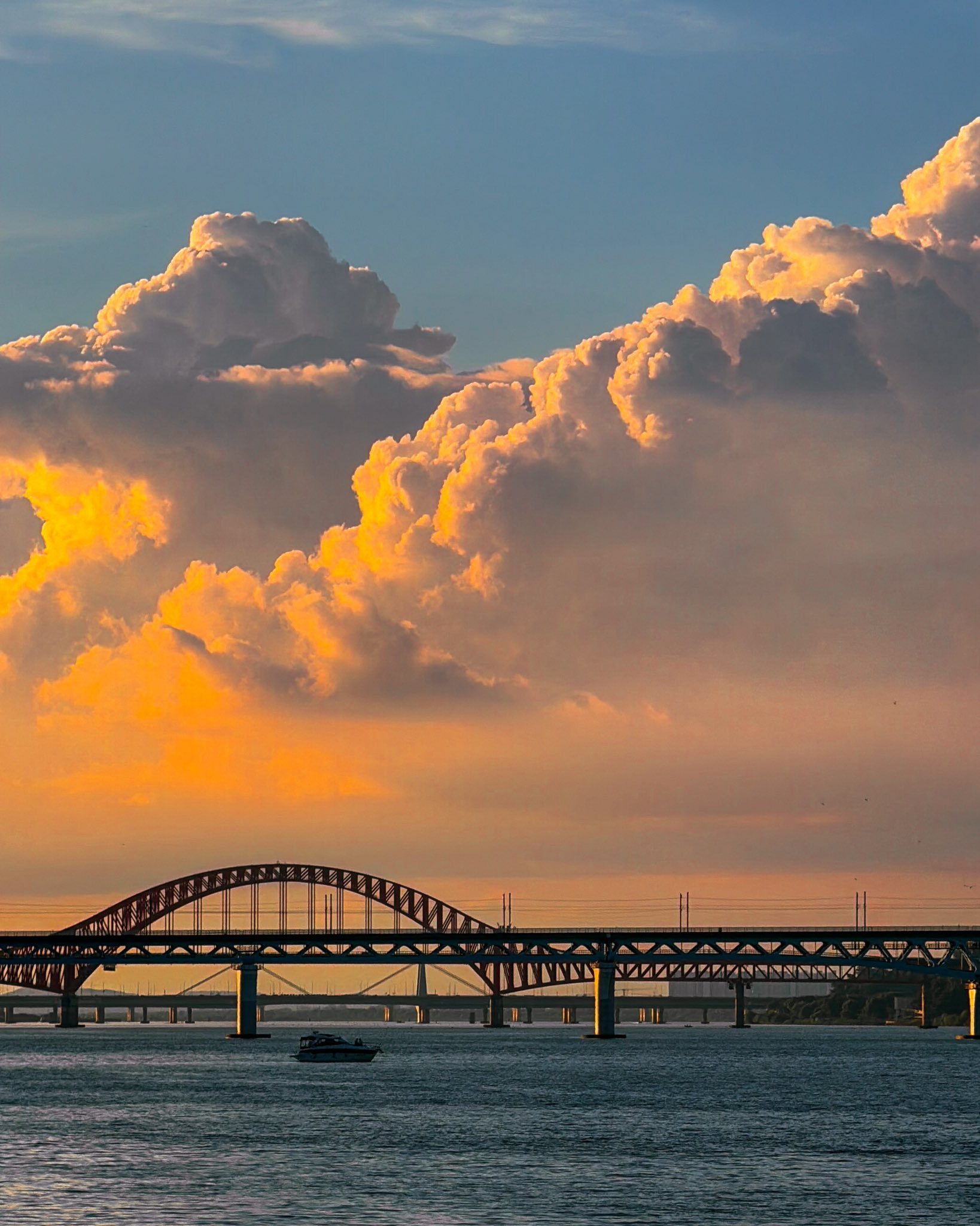 한강 산책하다 풍경 때문에 뭔가 경건해졌다.twt | 인스티즈