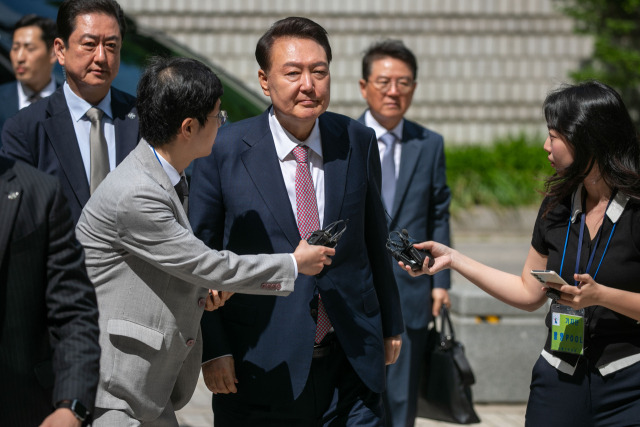  도끼로 문 부수고 들어가라…지시는 尹”… 내란 재판에 재차 나온 군 간부 증언