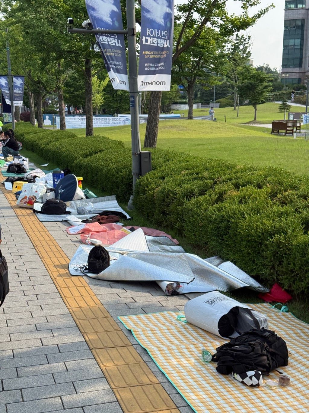 연대 동문 축제에 제로베이스원과 라이즈 온다고 금요일부터 교내에 돗자리 깐 팬들 | 인스티즈