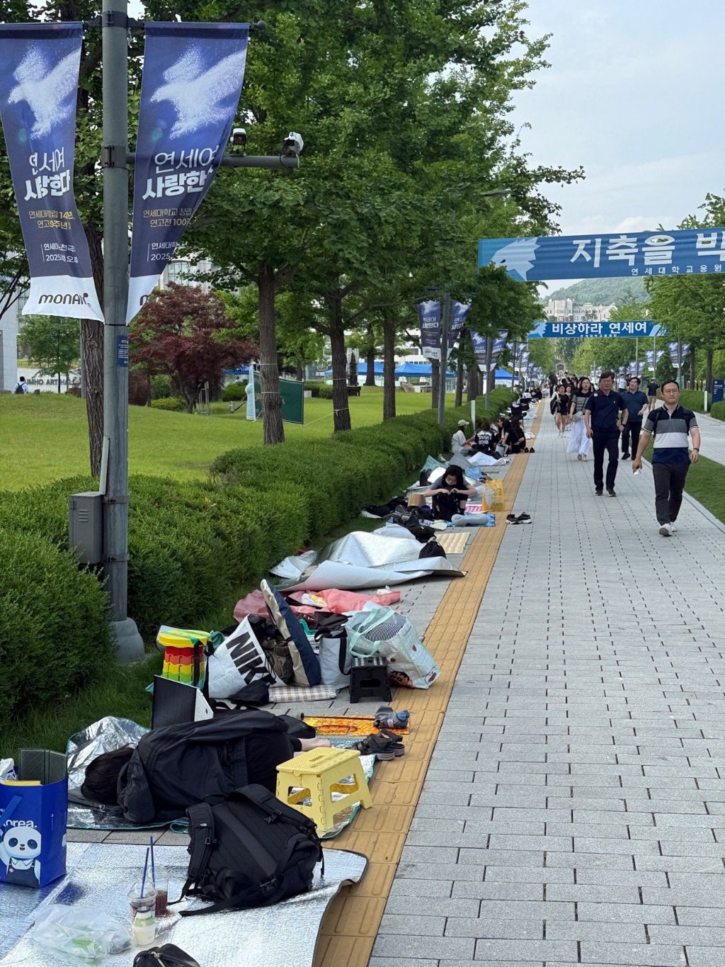 연대 동문 축제에 제로베이스원과 라이즈 온다고 금요일부터 교내에 돗자리 깐 팬들 | 인스티즈