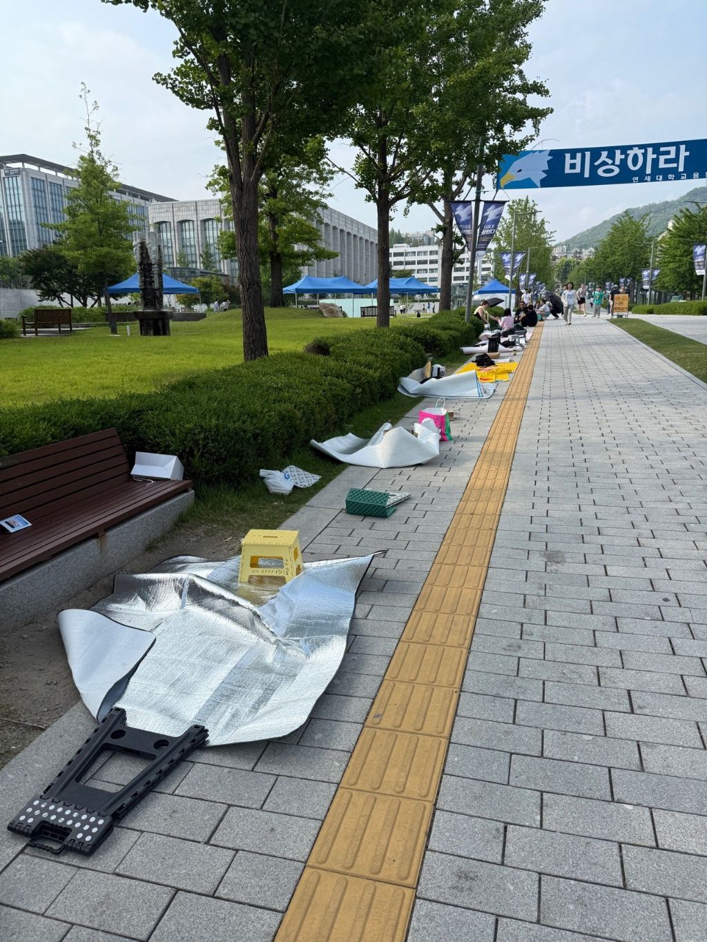 연대 동문 축제에 제로베이스원과 라이즈 온다고 금요일부터 교내에 돗자리 깐 팬들 | 인스티즈