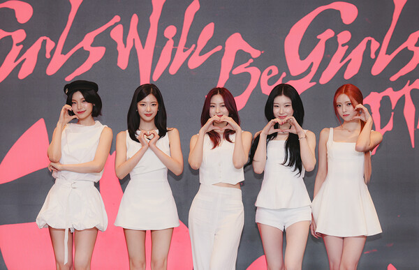 오늘 컴백하는 itzy 기자 간담회 기사사진 | 인스티즈