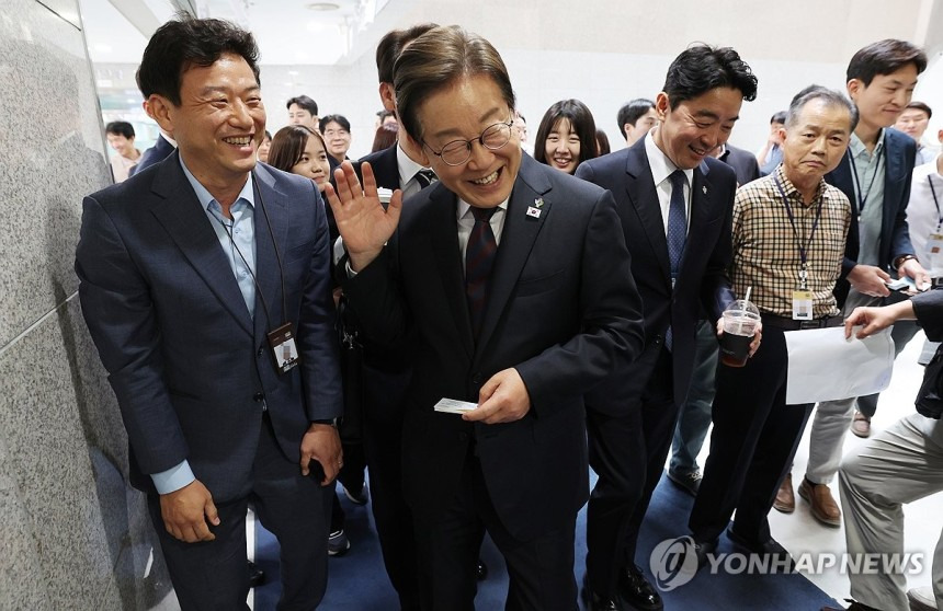  오늘자 대통령실 청사 직원식당에서 식사 후 대통령 모습