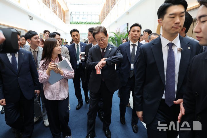 오늘자 대통령실 청사 직원식당에서 식사 후 대통령 모습 | 인스티즈