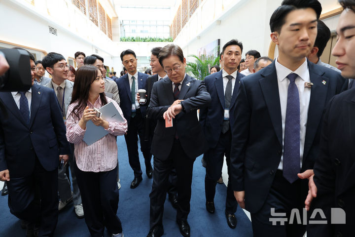 오늘자 대통령실 청사 직원식당에서 식사 후 대통령 모습 | 인스티즈