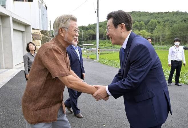  문재인 할아버지 팔 근육 뭐임? .twt