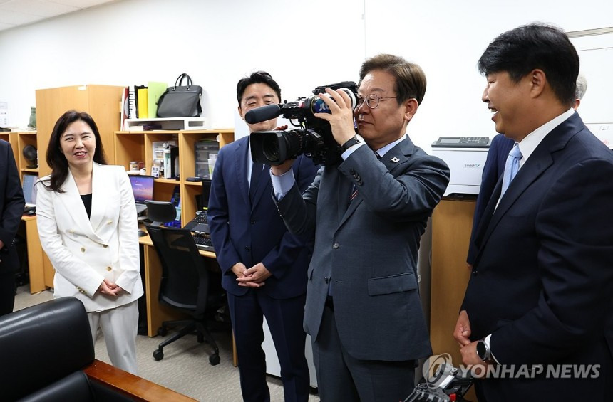카메라 뷰파인더 보는 이재명 대통령ㅋㅋㅋㅋ | 인스티즈