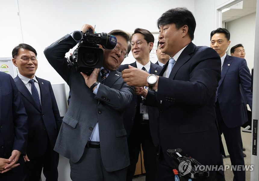  카메라 뷰파인더 보는 이재명 대통령ㅋㅋㅋㅋ