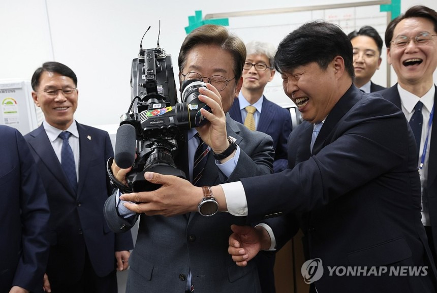 카메라 뷰파인더 보는 이재명 대통령ㅋㅋㅋㅋ | 인스티즈