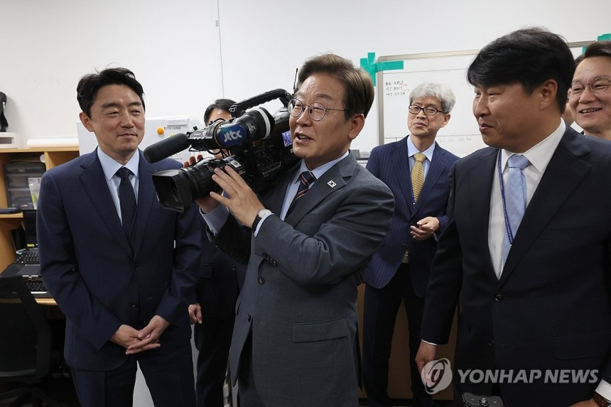 카메라 뷰파인더 보는 이재명 대통령ㅋㅋㅋㅋ | 인스티즈