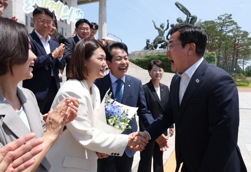 [사설] 도 넘은 '정당 해산' 위협, 민주당 자신 먼저 돌아보길 | 인스티즈
