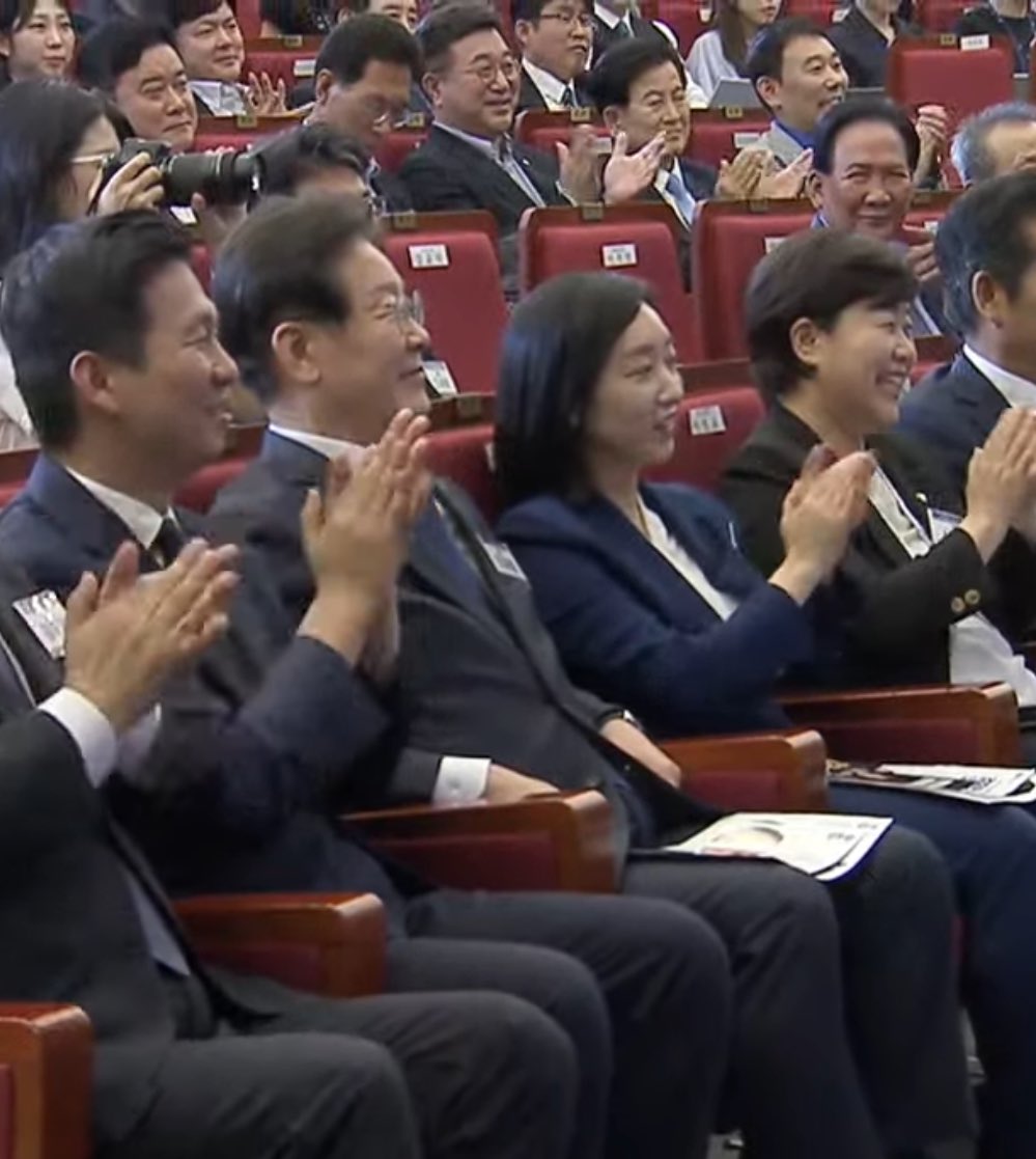  이재명이 무의식적으로 자주 하는 행동