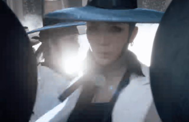  범접 메가크루 칭찬하는 팬에게 아이솔레이션으로 인사해주는 허니제이.x