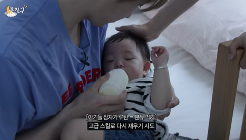 애기가 먹다 뱉는 거 자연스럽게 손으로 받는 남돌 | 인스티즈