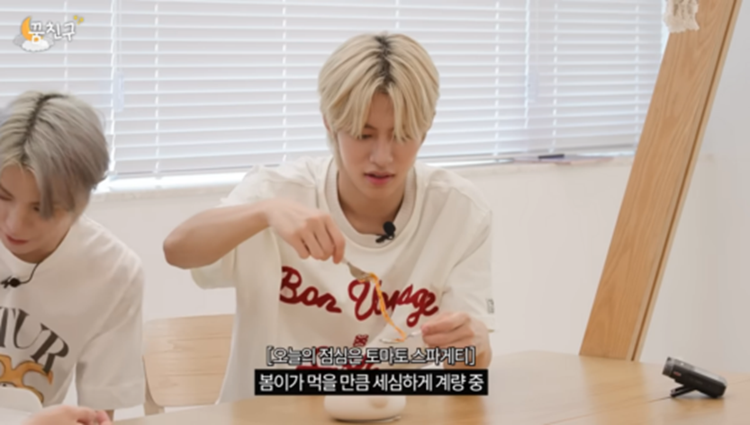 애기가 먹다 뱉는 거 자연스럽게 손으로 받는 남돌 | 인스티즈