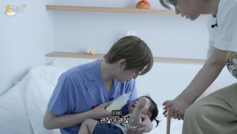 애기가 먹다 뱉는 거 자연스럽게 손으로 받는 남돌 | 인스티즈