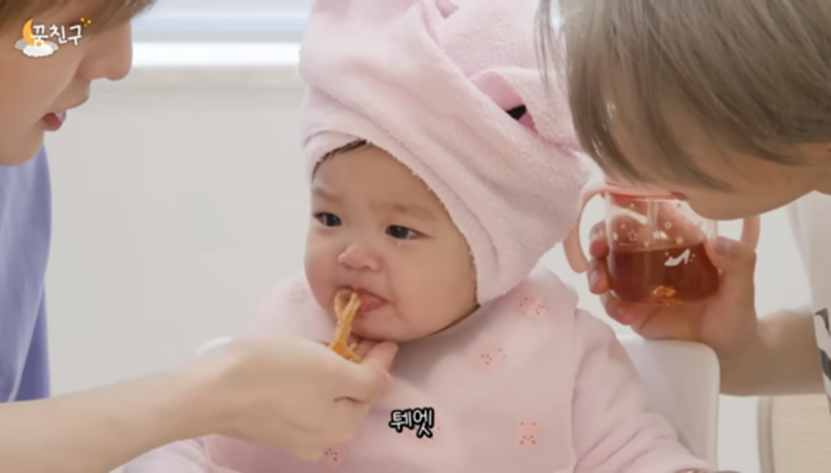 애기가 먹다 뱉는 거 자연스럽게 손으로 받는 남돌 | 인스티즈