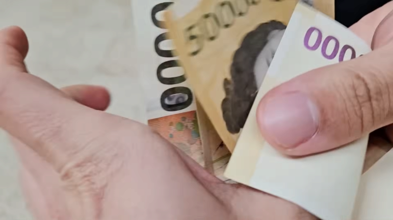 시민들에게 냅다 돈주고 도망가는 유튜버 | 인스티즈