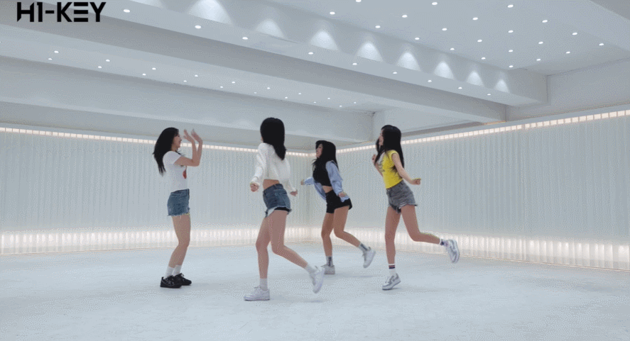 한명이 세명 찍어주는거에서 다 같이 사진 찍는거로 바뀐 아이돌 안무 | 인스티즈