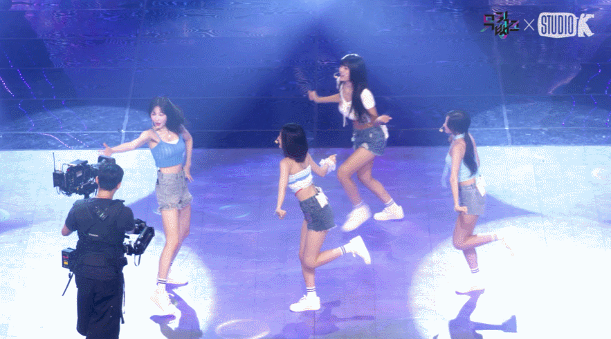 한명이 세명 찍어주는거에서 다 같이 사진 찍는거로 바뀐 아이돌 안무 | 인스티즈