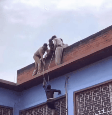 자살하려던 사람을 구조한 인도 경찰.gif | 인스티즈