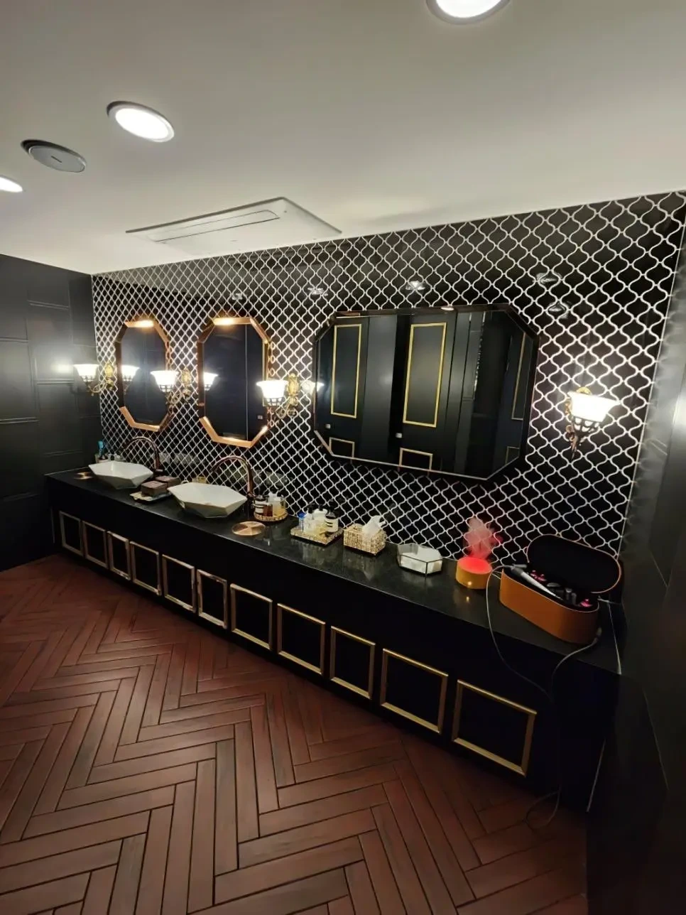 뭔 창고 같이 생겨선 고기집이라고 ㅋㅋ | 인스티즈