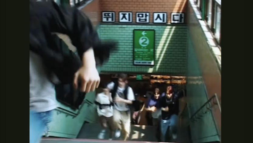 이쯤이면 지하철 엠버서더 줘야 할 것 같은 소속사 뚝심 | 인스티즈