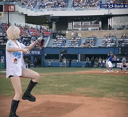 야구팬들한테 반응 터진 어제자 전소미 시구.gif | 인스티즈