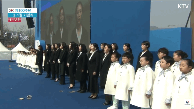 3·1절 기념식에서 '아리랑' 합창한 고아성과 항거 배우들.gif | 인스티즈