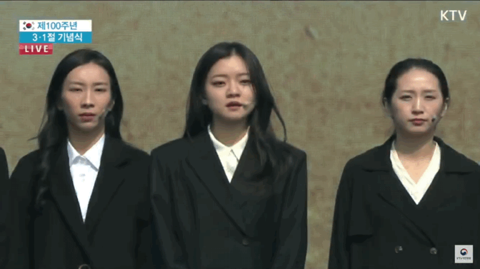 3·1절 기념식에서 '아리랑' 합창한 고아성과 항거 배우들.gif | 인스티즈