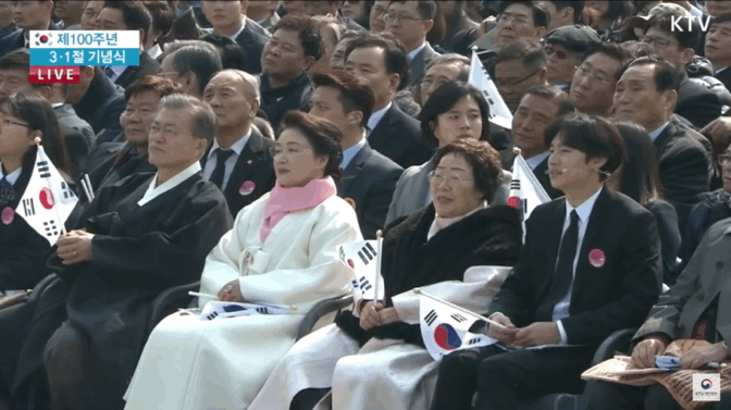 3·1절 기념식에서 '아리랑' 합창한 고아성과 항거 배우들.gif | 인스티즈