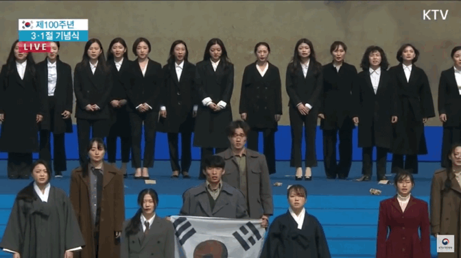 3·1절 기념식에서 '아리랑' 합창한 고아성과 항거 배우들.gif | 인스티즈