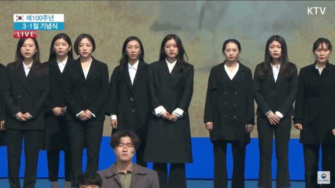 3·1절 기념식에서 '아리랑' 합창한 고아성과 항거 배우들.gif | 인스티즈