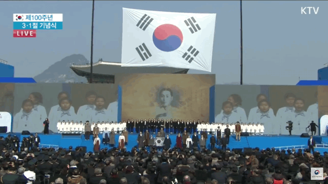 3·1절 기념식에서 '아리랑' 합창한 고아성과 항거 배우들.gif | 인스티즈